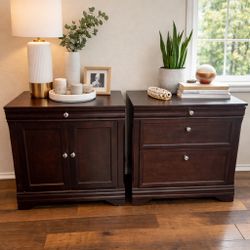 Elegant Pair Of Dark Wood Nightstands / Bedside Tables