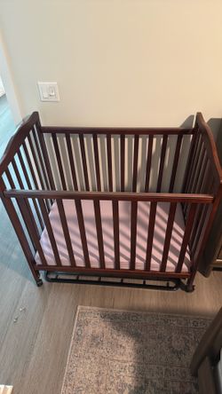 Adjustable crib