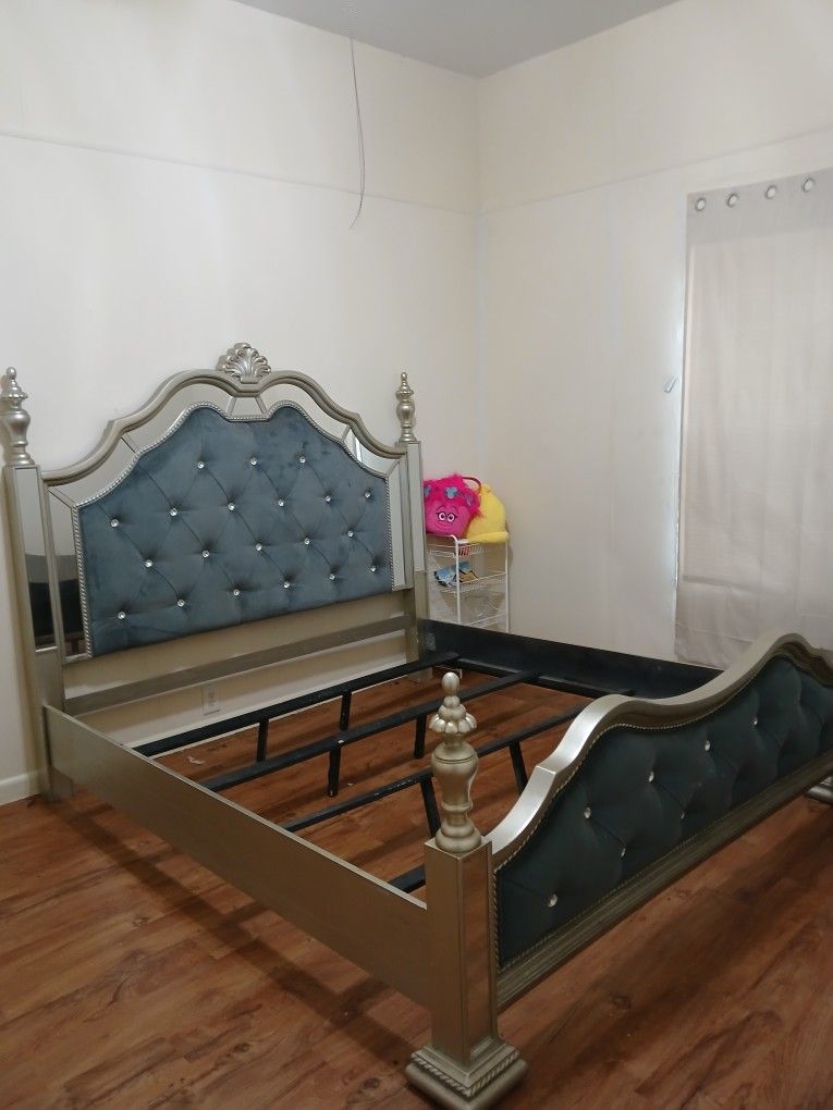 King Bed No Mattress 200$ Cash. Ready to Go Beaumont Tx. Look at the pictures as it is a small corner piece that each corner piece has,no Left Corner.