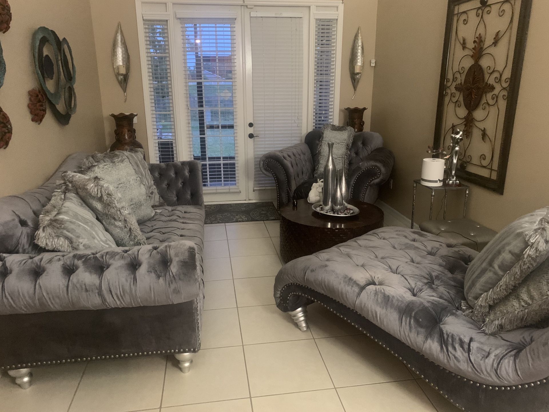 Three piece living room set for Sale in BVL, FL OfferUp