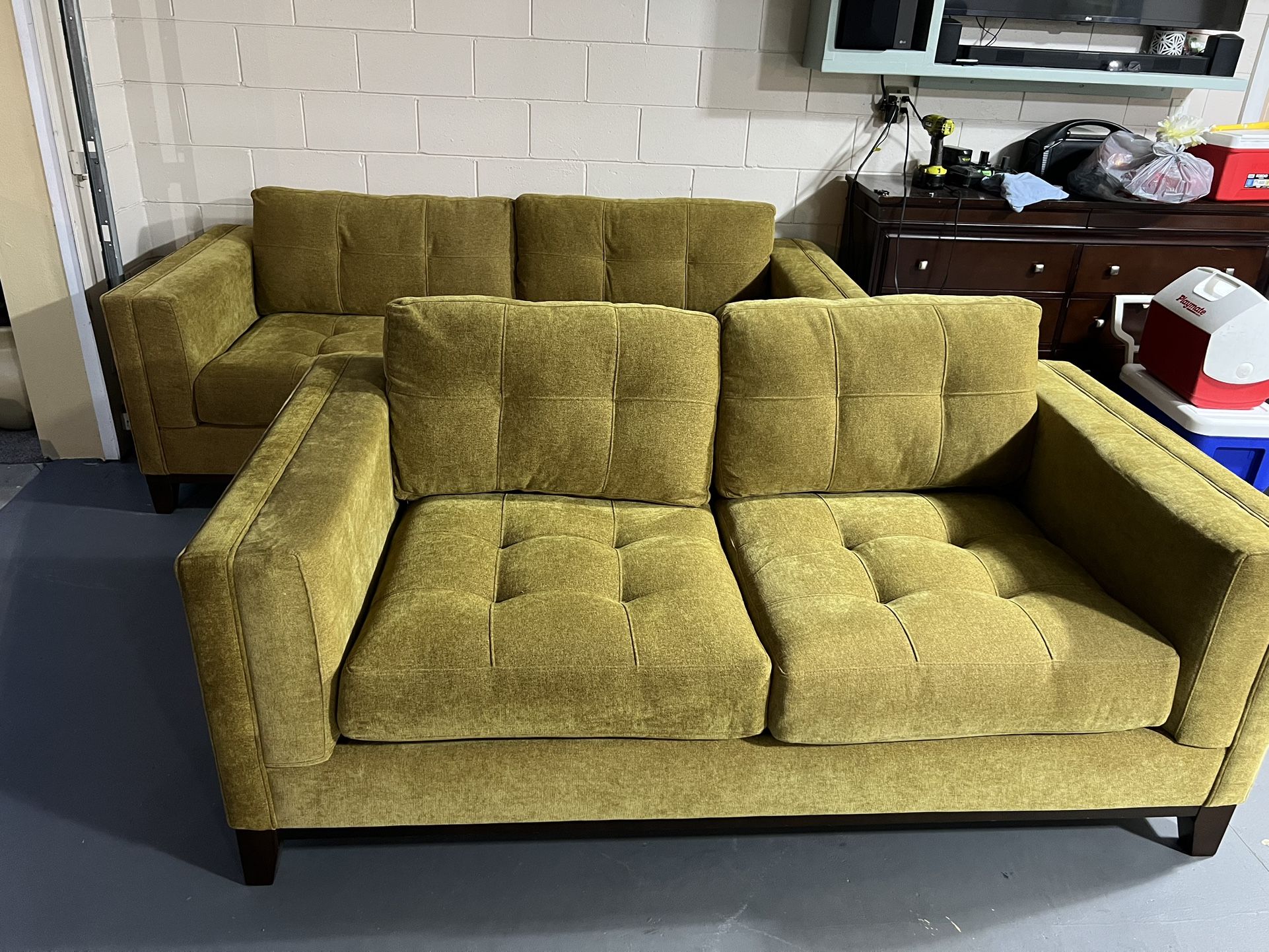 FOR SALE! Living Room Set