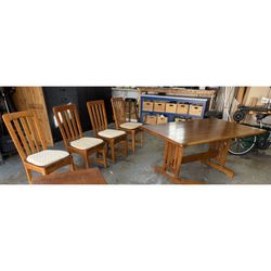 Beautiful Traditional/Modern SOLID OAK Dining Room/Kitchen Table And Chairs!!