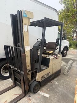 Crown sit down 3 wheeler electric forklift 3k cap