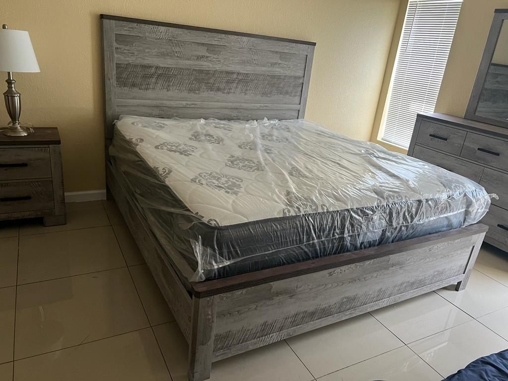 NEW MATTRESS KING SIZE PLUSH WITH BOX SPRING