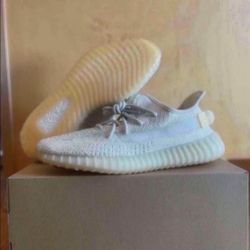Adidas Yeezy Boost 350 V2 Light Size 10 Brand New 