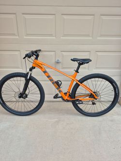 TREK MARLIN 5 MOUNTAIN BIKE, 29ER (M/L FRAME)