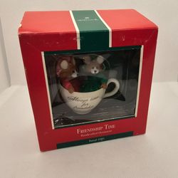 Hallmark Christmas Ornament Friendship Time 1989 cup mouse Friend dress party

Ornament is in great condition,  appears unused
Box has some wear due t