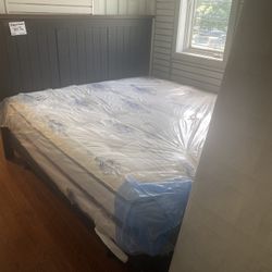NICE  KING  BED COMPLETE 