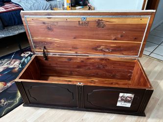 Vintage Lane Cedar Chest / Storage Bench