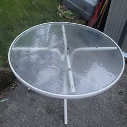 Free round outdoor table
