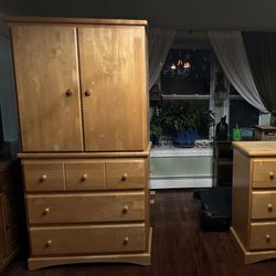 Bedroom Furniture - 2 Dressers Light Pine