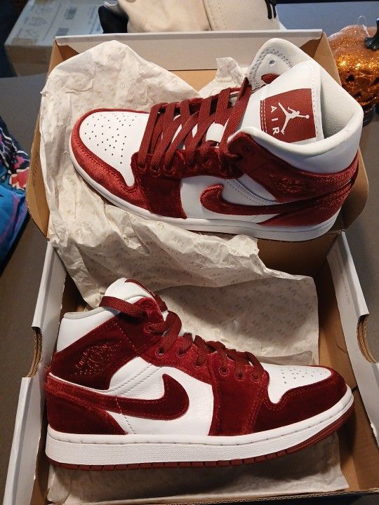 Jordan 1 Mid SE Red Velvet 6.5y