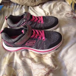 NEW SKECHERS GIRLS SIZE 3 