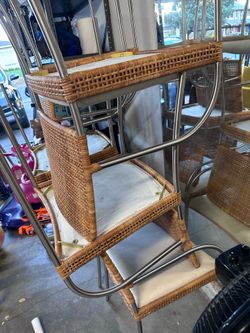 set of 6 chairs. Some leg bottoms need the little plastic pieces in order to avoid stratchin the floor