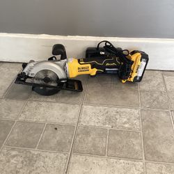 Dewalt DCS571 4-1/2” Circulating Saw W/5Ah Battery And Charger 