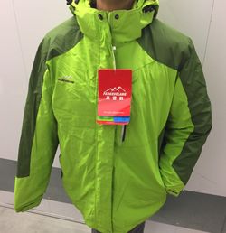 Fengxeuland women waterproof mountain jacket size L