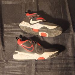 NIKE HUSTLE D11 KIDS BASKETBALL SHOES SIZE 5Y