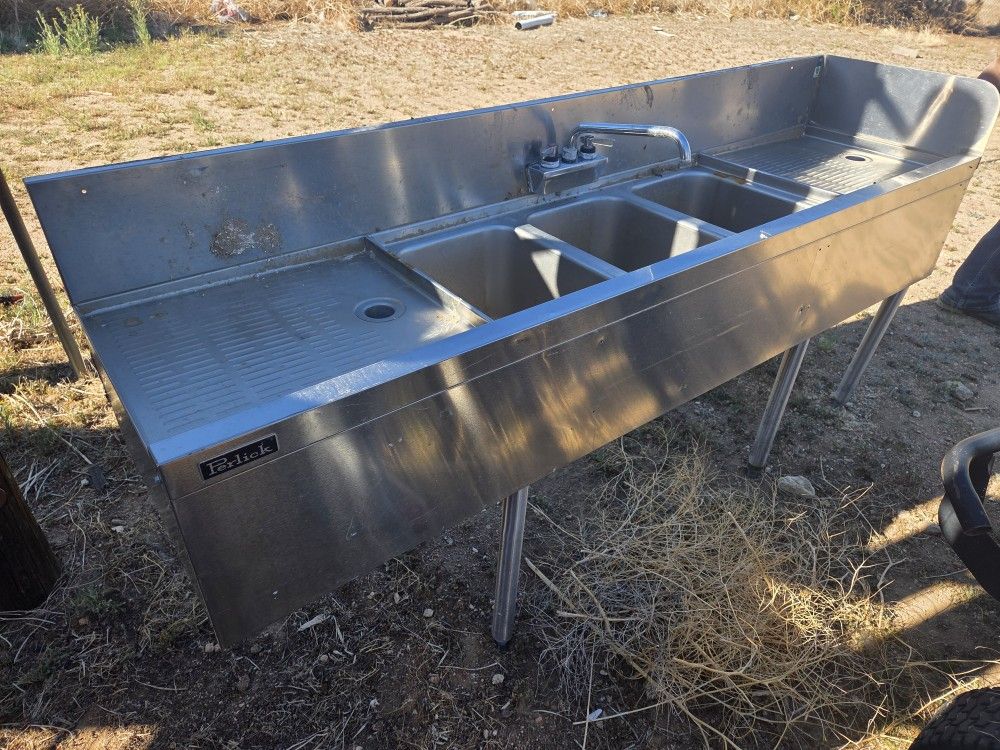 Taco Track Triple Sink 