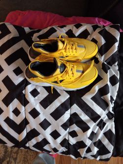 Kids 5.5 Yellow Nike Hirachi  30.00 Or Best Offer