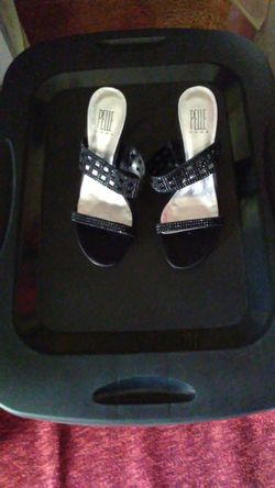 $75.00..PELLE MODA BRAND LADIES BLACK SANDALS.