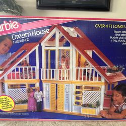 BARBIE DREAM HOUSE FURNISHED 1983 Vintage for Sale in
