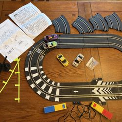 DOES NOT WORK Vintage Battery Slot Car Track and Cars 