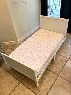 Children Fancy Wood Toddler Bed w/ Mattress