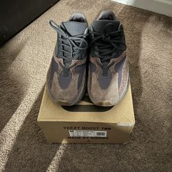 Yeezy 700 Mauve
