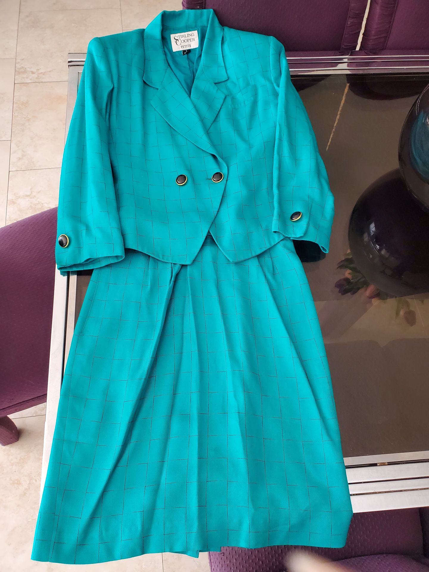 Womens green lined suit size 6 ( more like 8 )worn once for wedding