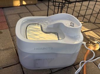 Water fountain for cats or dogs