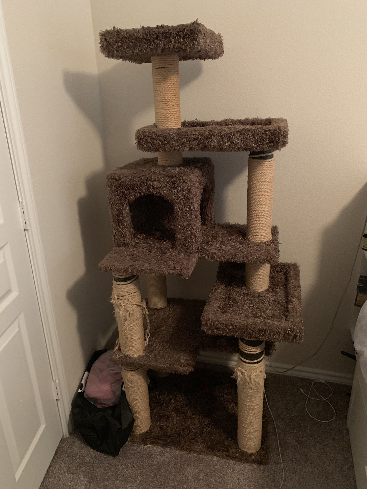 Cat scratching tower