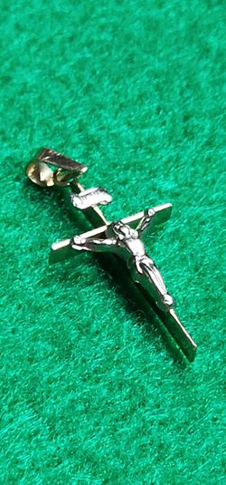 10k Gold Crucifix Pendant 1/2" x 1" 0.7 g
