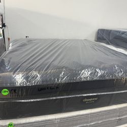 CALIFORNIA KING SIZE SIMMONS BEAUTYREST BLACK SERIES 4 PILLOW TOP MATTRESS & BOX SPRING BED SET