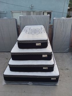 Queen Size Mattress Pillow Top 12"    New Mattress In A Plastic Sealed