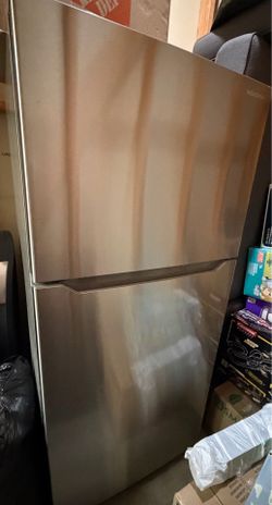 Insignia™ - 30 in. Wide 18 Cu. Ft. Top-Freezer Refrigerator
