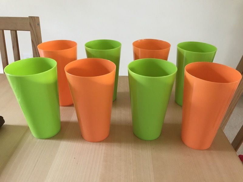 Set of 8 plastic cups