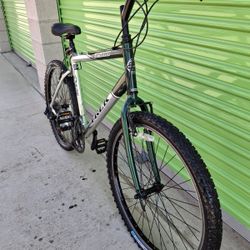 TREK HYBRID 21 SPEEDS TIRE 26 SIZE M