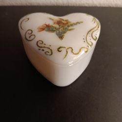 GORGEOUS RARE Antique Circa 1890 Handpainted Milk Glass 4" Heart Trinket Box.

