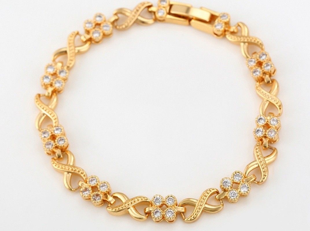18K Gold Plated Bracelet
New With Pouch Bag
Size: 6.8 inches
Weight: 10.18g