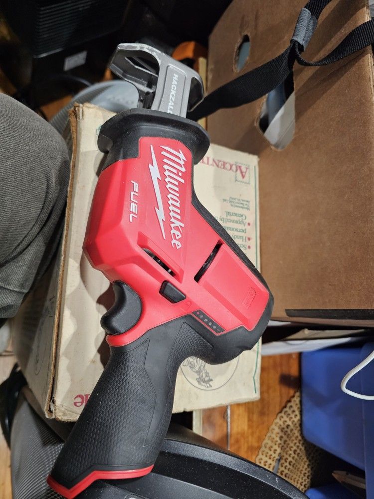 MILWAUKEE 2520-20 M12 Fuel Hackzall Reciprocating Saw Tool Only, Like New