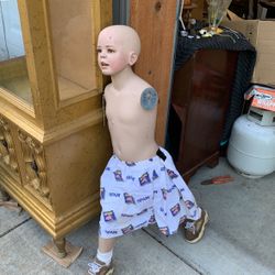 Mannequin boy without arms