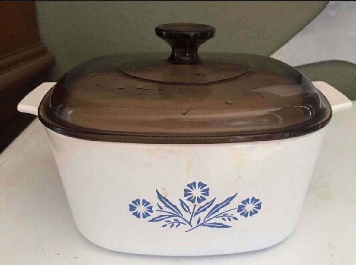 Vintage blue cornflower CorningWare used in good condition it’s a 3 liter casserole 🥘