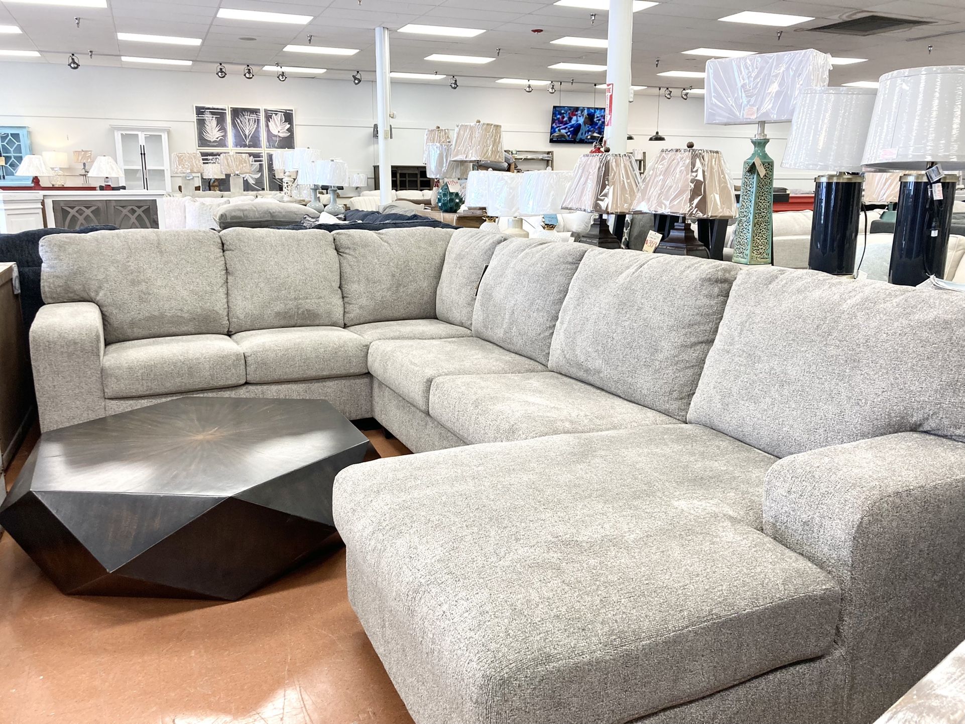 New Large Sectional 🔥🔥 IN STOCK