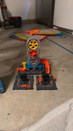 Hot Wheels City Super Twist Tire Shop Playset