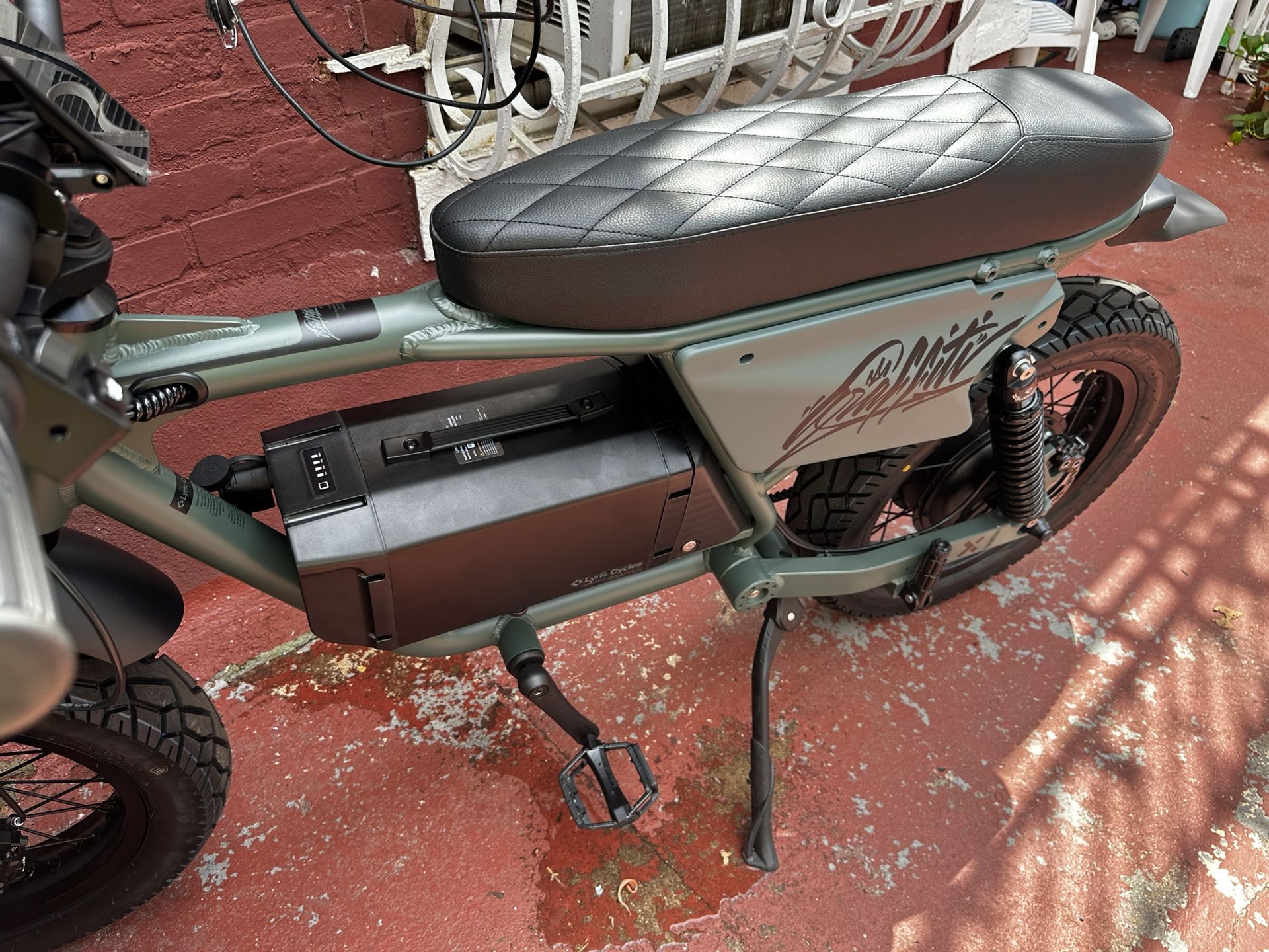 Lyric Graffiti X E-Bike – 7200W Rear Motor – 60V – 50MPH – Like New – FREE Helmet + Phone Holder