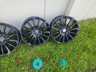Black Range Rover Rim