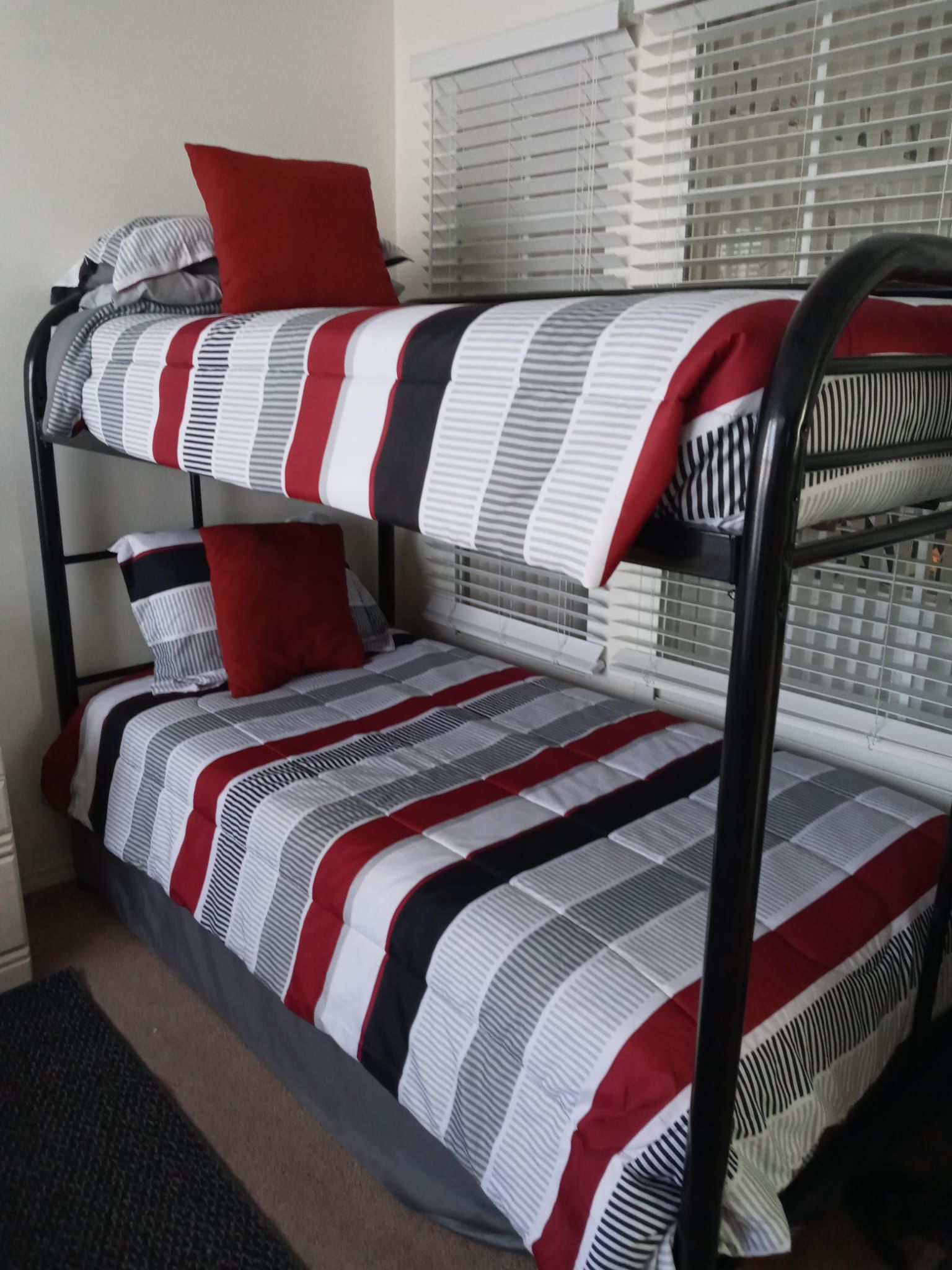 Twin bunk Bed