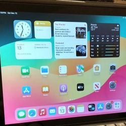 Apple iPad 6th Generation iOS 17.7.10 With Bluetooth Logi Keyboard