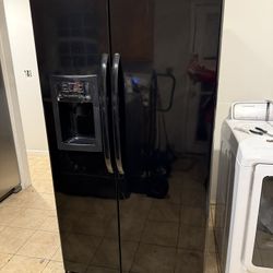Very Nice Ge Refrigerator Everything Work Good Only $380