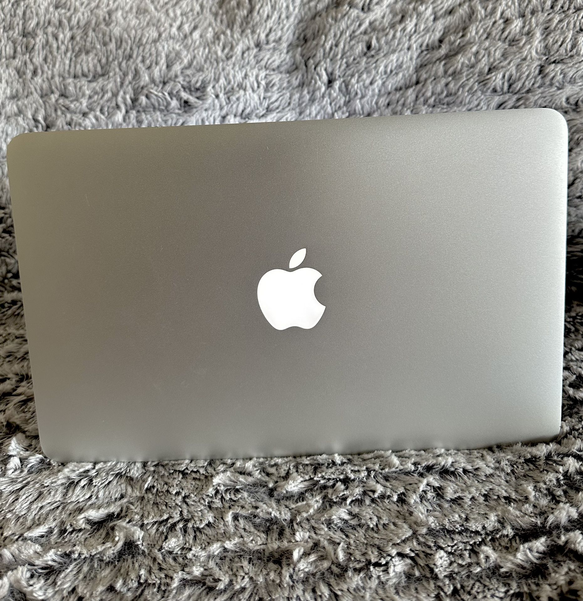 Silver MacBook Air (11-inch, Early 2015) Charger Included